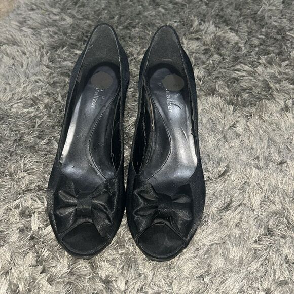 Neutralizer black heels with a bow attached size 7 1/2 - Picture 2 of 6